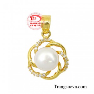 Mặt dây ngọc trai ban mai mang đến làn gió mới của mùa xuân tươi mát, trẻ trung của người phụ nữ. 