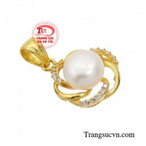 Nếu có một người đàn ông trao tặng bạn một món quà từ ngọc trai thì bạn ắt hẳn là người phụ nữ hạnh phúc nhất thế gian. 