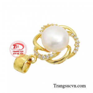 Trong các màu sắc của ngọc trai thì ngọc trai màu trắng được các chị em yêu thích nhất bởi sự nhẹ nhàng, thanh nhã.