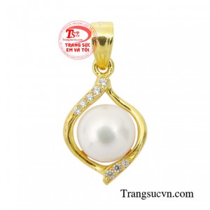 Mặt dây ngọc trai kiêu hãnh thiết kế hiện đại nhưng vẫn tôn lên sự sang trọng, quý phái của người phụ nữ. 