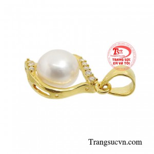 Mặt dây chuyền được đính kết đá Cz cùng chủ đạo là viên ngọc trai sáng bóng trên chất liệu vàng 10k. 