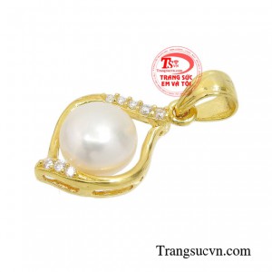 Ngọc trai toát lên một vẻ đẹp mềm mại, hài hòa giúp người phụ nữ trở nên tự tin tỏa sáng.