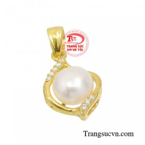 Mặt dây ngọc trai là món trang sức đậm chất Á Đông không thể thiếu cho phụ nữ Việt.