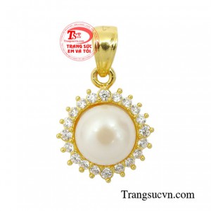 Mặt dây ngọc trai thanh nhã được thiết kế trẻ trung, thanh lịch nhưng vẫn tạo nên nét quyến rũ, sang trọng cho người phụ nữ. 