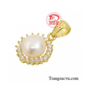 Sản phẩm được kết hợp từ vàng 10k và ngọc trai cao cấp nâng tầm giá trị người sử dụng.