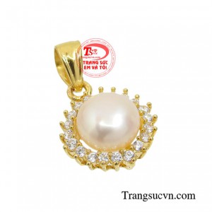 Ngọc trai toát lên vẻ đẹp kiêu sa cuốn hút mà các loại đá quý khác khó lòng có được.