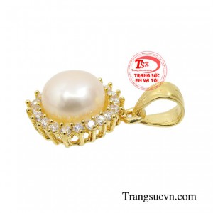 Mặt dây có thể kết hợp cùng dây chuyền vàng hoặc chuỗi ngọc trai để tăng thêm sự nổi bật cho sản phẩm.