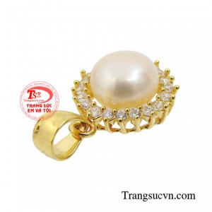 Người phụ nữ sở hữu chiếc mặt dây này ắt hẳn là người có con mắt tinh tế. 