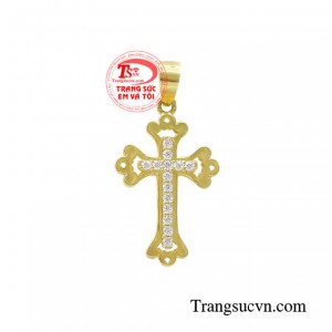 Mặt dây thánh giá vàng bao dung tượng trưng cho hình ảnh của Chúa luôn dõi theo bước chân của chúng ta. 