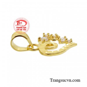 Sản phẩm được chế tác từ vàng 10k, thiết kế sắc sảo.