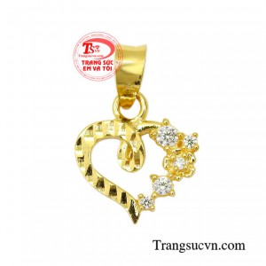 Mặt dây trái tim mùa xuân mang đến vẻ đẹp tươi mới, tràn đầy sức sống cho người phụ nữ. 