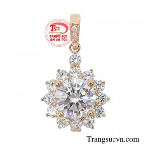 Mặt dây vàng hồng thanh nhã mang lại vẻ đẹp trẻ trung mà vô cùng sang trọng cho các quý cô. 