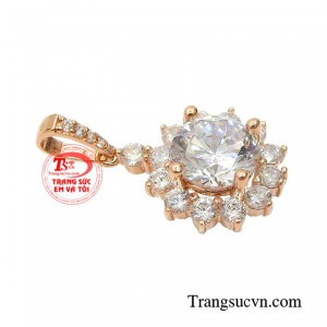 Mặt dây vàng hồng thanh nhã có thể kết hợp với nhiều loại dây chuyền cũng như dễ kết hợp với nhiều phong cách thời trang khác nhau. 