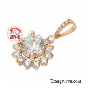 Mặt dây vàng hồng thanh nhã được thiết kế với viên đá chủ nhô cao cùng chất liệu vàng 18k càng tăng thêm độ tinh xảo cho sản phẩm. 