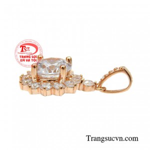 Không những vậy mặt dây vàng hồng thanh nhã còn có thể làm quà tặng vào các dịp đặc biệt như lễ tết.