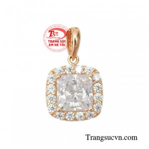 Mặt dây vàng hồng ngọt ngào với thiết kế bản vuông lạ mắt tạo cảm giác sang trọng, tinh tế. 