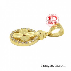 Chiếc mặt dây kết hợp cùng dây chuyền vàng nhỏ nhắn cũng là món quà tặng rất được phái đẹp yêu thích