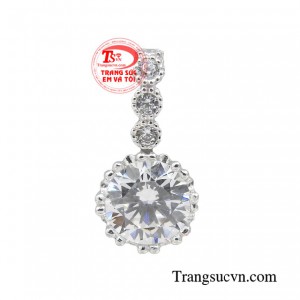 Mặt dây vàng thanh cao dành riêng cho các cô gái thích sự tối giản nhưng không kém phần thanh thoát. 