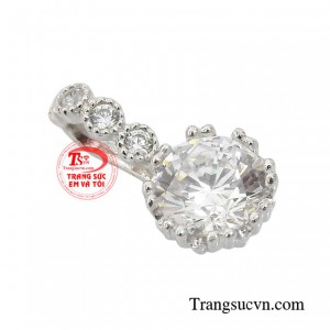 Mặt dây chuyền là món trang sức giúp phái đẹp thêm phần tự tin, quyến rũ. 