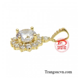 Mặt dây vàng thanh nhã đem đến vẻ đẹp vượt thời gian, giúp người phụ tỏa sáng dù ở độ tuổi nào. 