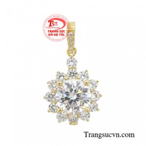 Mặt dây vàng thanh nhã dành tặng cho những người phụ nữ trưởng thành nhưng vẫn muốn lưu giữ vẻ đẹp thanh xuân rực rỡ. 
