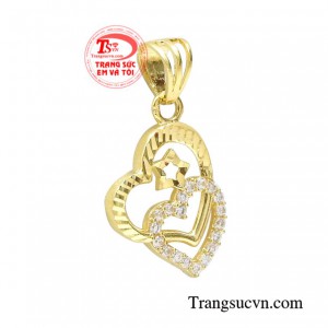 Một cô gái với phong cách dễ thương cùng điểm nhấn là chiếc mặt dây trái tim xinh xắn cũng đủ khiến bao chàng trai phải thu hút.