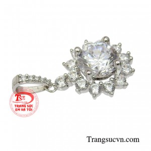 Với thiết kế đơn giản nên sản phẩm rất dễ kết hợp vợi kiểu trang phục khác nhau