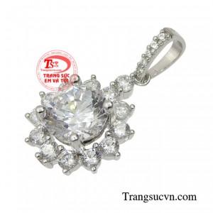 Mặt dây vàng trắng thuần khiết mang phong cách trẻ trung nữ tính mà vẫn đằm thắm, quyến rũ