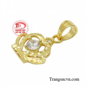 Chiếc mặt dây kết hợp với dây chuyền vàng giúp các cô nàng thêm xinh xắn, thời trang và phong cách