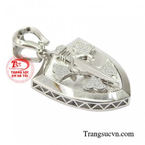 Sản phẩm khi kết hợp cùng dây chuyền vàng trắng mang đến vẻ năng động cho nam giới.