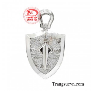 Mặt khiên vàng trắng mạnh mẽ vừa tôn lên sự táo bạo và thu hút của quý ông vừa tạo nên sự bí ẩn quyến rũ cho phái mạnh.