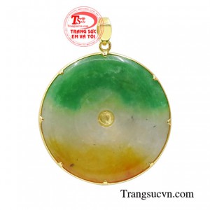 Do đó chiếc mặt dây này sẽ là sự lựa chọn hoàn hảo khi diện không chỉ giúp phái mạnh hợp thời trang hơn mà còn gặp nhiều vận may trong công việc và cuộc sống.