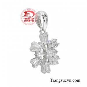 Chiếc mặt dây giúp điểm xuyến và tôn vinh nét dịu dàng, thanh lịch cho các cô nàng thời thượng.