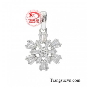 Mặt nữ vàng trắng độc đáo sẽ thật xinh xắn khi kết hợp cùng dây chuyền vàng trắng tinh tế.