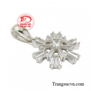 Chỉ với một chiếc mặt dây nhỏ xinh cũng đủ khiến cho phái đẹp thêm phần nổi bật và thu hút được ánh nhìn với người đối diện.