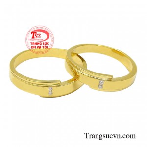 Nhẫn cưới vàng hạnh phúc chung đôi là khởi đầu cho những câu chuyện ngọt ngào chứa đựng biết bao tình cảm của đôi lứa.
