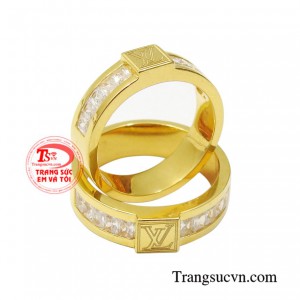 Nhẫn cưới cũng là lời hứa hẹn sẽ đi trên cùng một con đường đến cuối cuộc đời của hai con người xa lạ nhưng lại có sự gắn kết của một tình yêu đẹp.