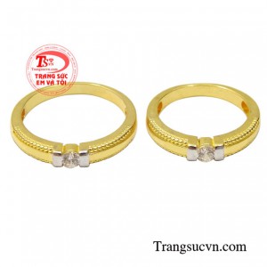 Đôi nhẫn cưới tượng trưng cho lời hứa sẽ luôn bên nhau đi đến cuối cuộc đời dù là ốm đau hay bệnh tật, dù là giàu sang hay nghèo khổ.