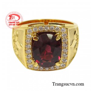 Điểm nhấn của chiếc nhẫn chính viên ngọc hồng lựu mang đến ý nghĩa phong thủy cho sản phẩm.