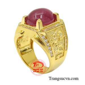 Từng đường nét của chiếc nhẫn được lấy cảm hứng từ hình ảnh rồng phượng tạo nên một sản phẩm thể hiện được vẻ quyền lực và đầy quyết đoán cho nam giới.