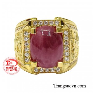 Với điểm nhấn là viên ruby thiên nhiên vừa toát lên nét lôi cuốn cho người đeo vừa mang lại vận may trong phong thủy.