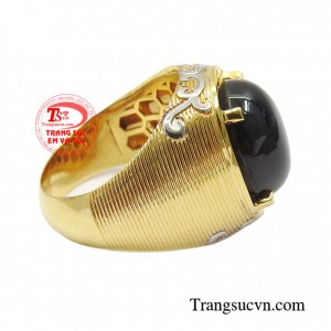Nhẫn nam gắn đá sapphire được yêu thích không chỉ vì màu sắc đẹp, sang trọng mà còn có giá trị phong thủy