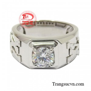 Trang sức vàng luôn là sự lựa chọn hàng đầu giúp người đeo thể hiện được nét sang trọng và sự trưởng thành, lôi cuốn với người đối diện.