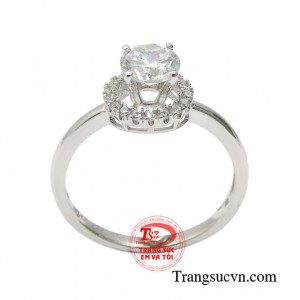 Sản phẩm được chế tác từ vàng 18k Korea chất lượng cao cùng đường nét sắc sảo tinh tế.