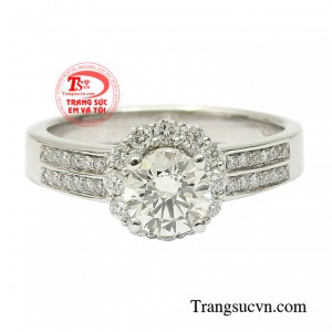 Điểm đặc biệt của chiếc nhẫn chính là những viên kim cương lấp lánh đắt giá tăng thêm phần nổi bật cho người đeo.