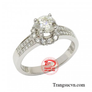 Do đó, nhẫn vàng kim cương không chỉ là vật để đính ước hay cầu hôn mà nó còn được xem là một món quà ý nghĩa vào ngày kỉ niệm của các cặp vợ chồng.