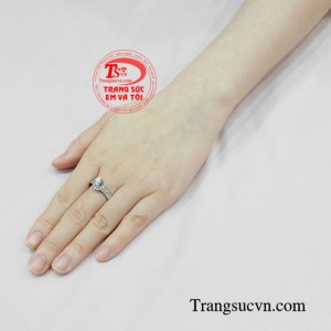 Nhẫn nữ kim cương thời thượng sang trọng.