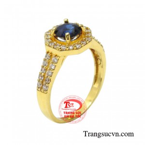 Nhẫn nữ sapphire tinh tế mang vẻ đẹp mong manh thánh thiện của một quý cô yêu kiều thướt tha.