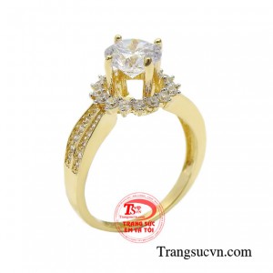 Nhẫn nữ vàng ánh dương được chế tác từ vàng 18k kiểu dáng thanh mảnh nhưng lại vô cùng lôi cuốn. 