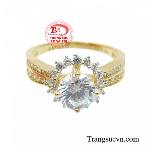 Viên đá chủ được thiết kế nhô cao giúp cho sản phẩm thêm phần thu hút cũng như giúp cho đôi bàn tay của người đeo trở nên mềm mại và nữ tính hơn.